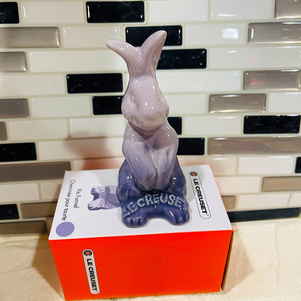 Le Creuset Bunny Pie Funnel